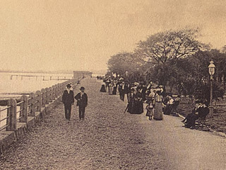 The promenade along White Point Garden
